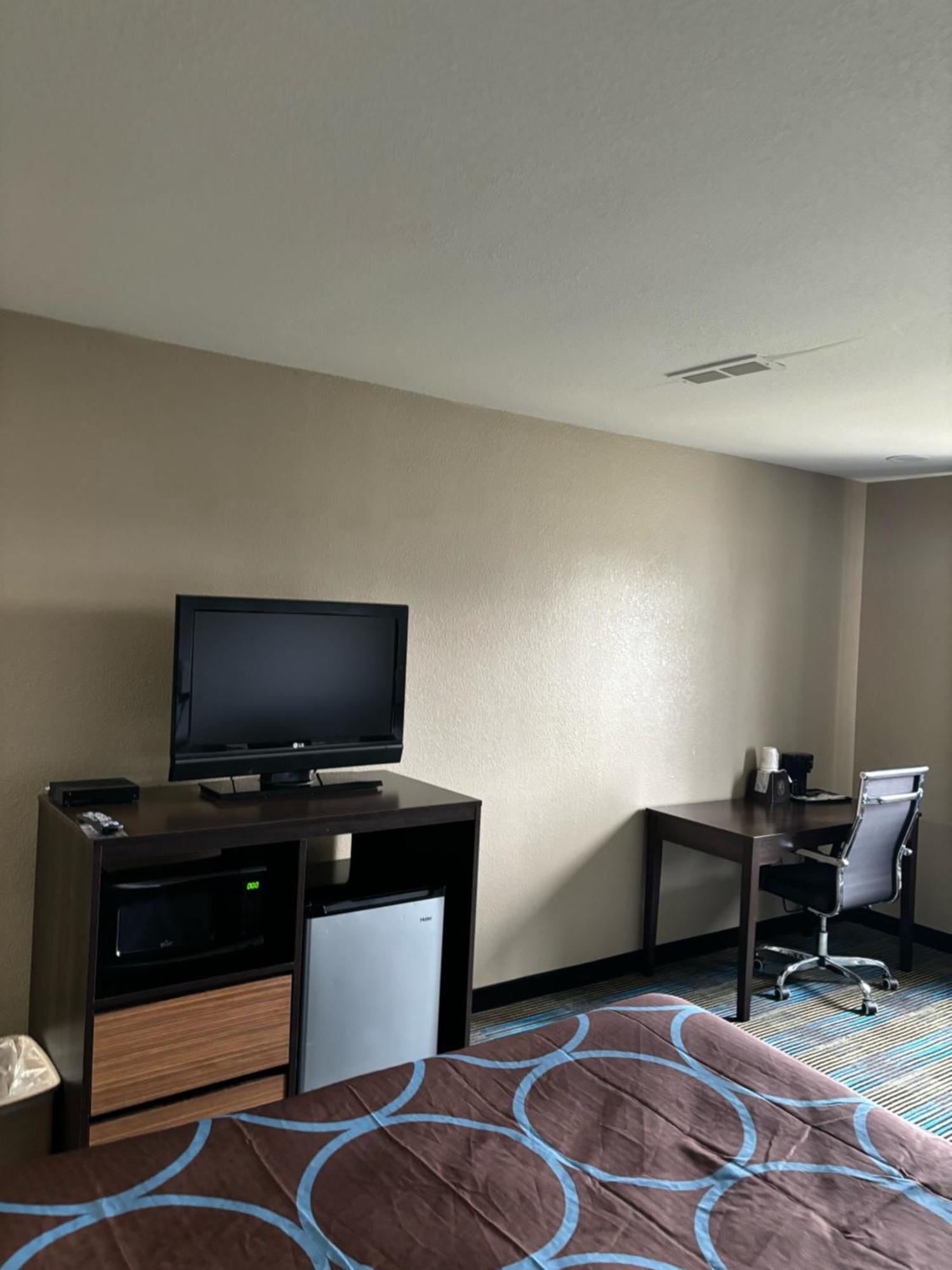 Super 8 By Wyndham Escanaba Esterno foto