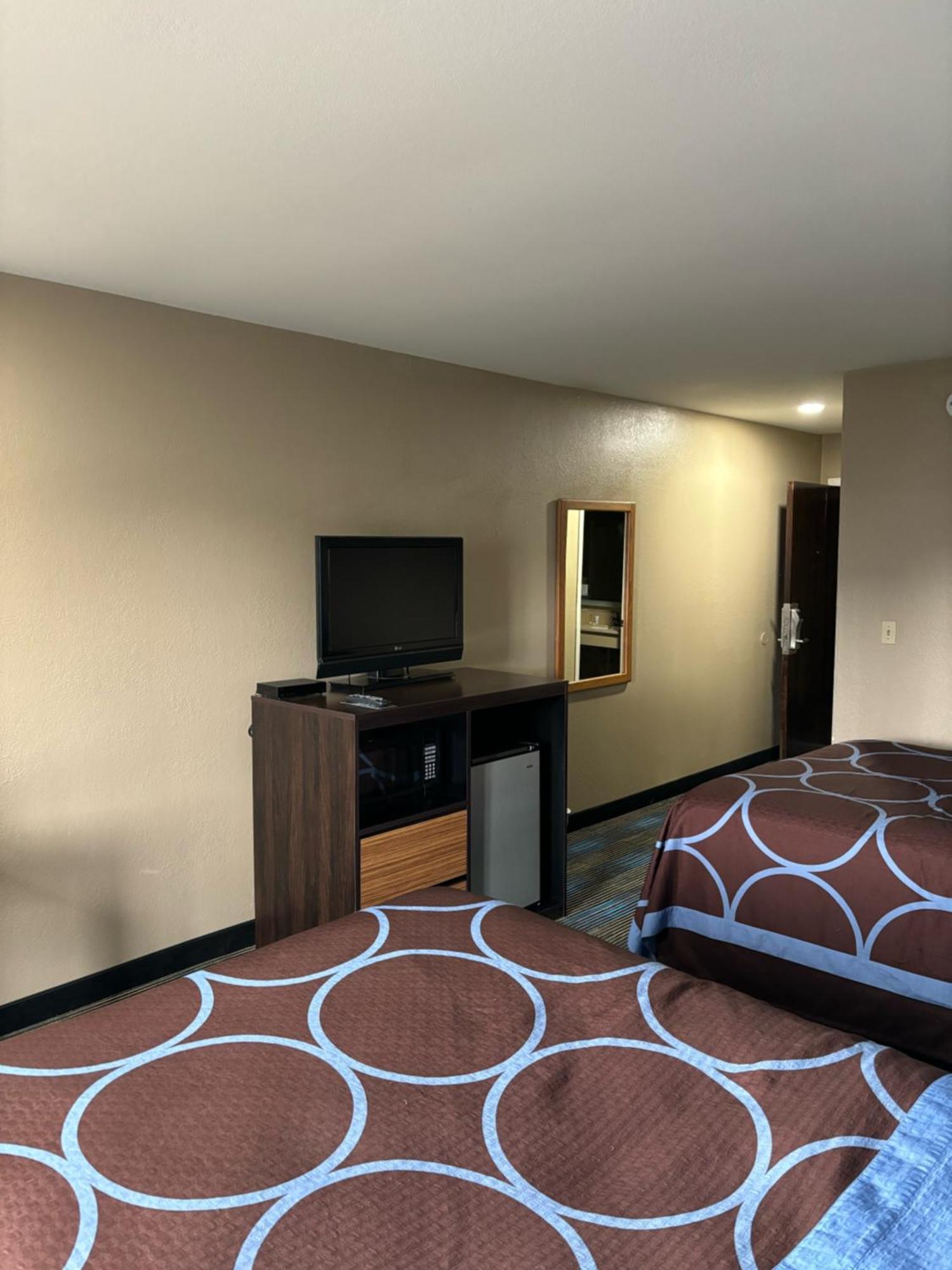 Super 8 By Wyndham Escanaba Esterno foto